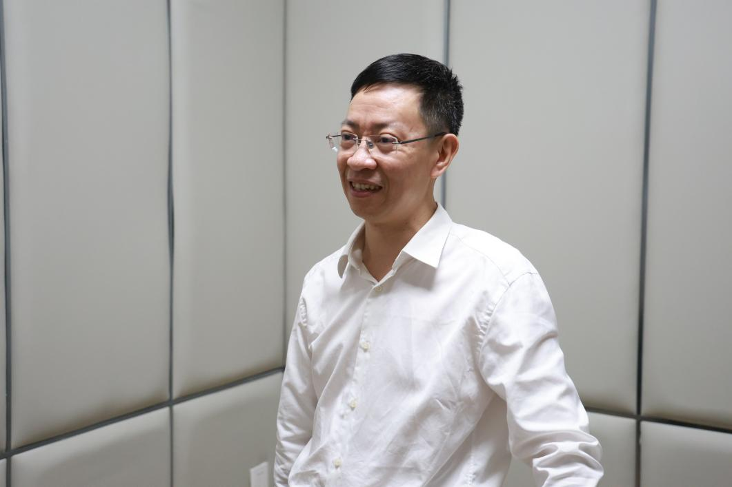 校党委副书记、校长余淼杰到心理测试与行为分析实验室走访调研